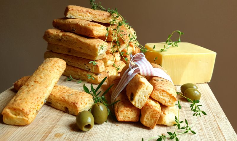 Garlic bread sticks with marinara dipping sauce